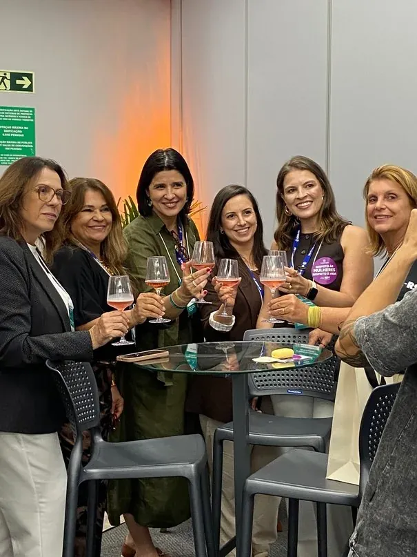 Empreendedoras brindando no networking do FMEG